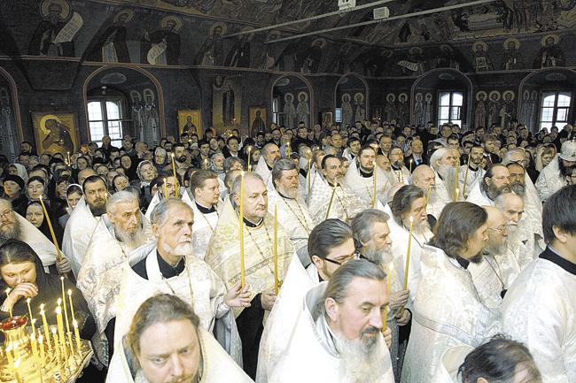 Во время отпевания Владыки в Покровском храме Новоспасского монастыря. Москва, 6 декабря 2013 года