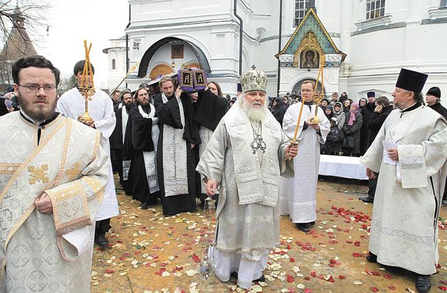 Архиепископ Арсений, первый викарий Святейшего Патриарха Московского и всея Руси, возглавляет траурную процессию с гробом почившего. Москва, 6 декабря 2013 года