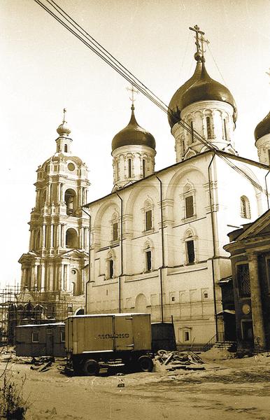 Вид на Преображенский собор и колокольню Новоспасского монастыря. Зима 1982 года