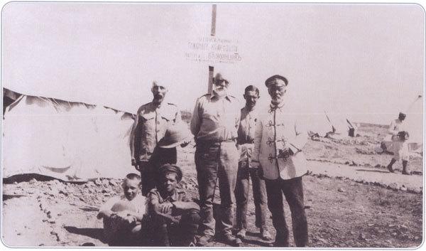 Главный комендант русских беженских лагерей на Лемносе генерал-лейтенант П. П. Калитин (первый справа) 