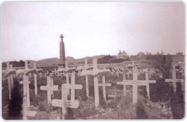 Международное военное кладбище у г. Мудрое. На первом плане могилы английских летчиков